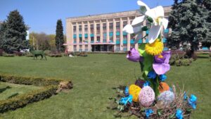 Центр Кам’янського прикрасили писанками з нагоди Великодня - ФОТО