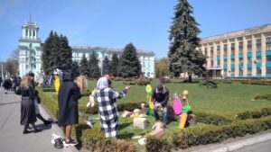 Центр Кам’янського прикрасили писанками з нагоди Великодня - ФОТО
