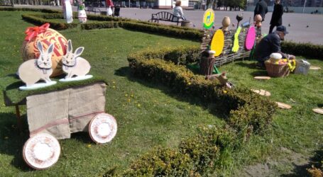 Центр Кам’янського прикрасили писанками з нагоди Великодня