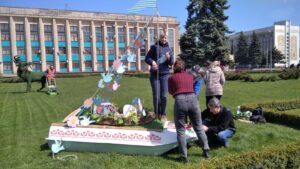 Центр Кам’янського прикрасили писанками з нагоди Великодня - ФОТО