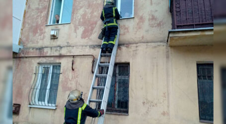 На Дніпропетровщині допомогли пенсіонерам, які не змогли самі відчинити двері медикам