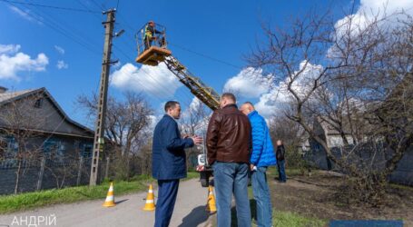 У Кам’янському продовжують відновлювати зовнішнє освітлення