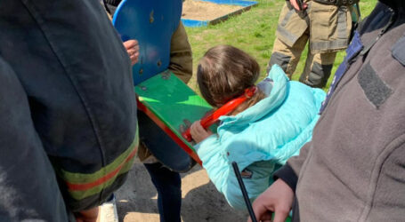 На Дніпропетровщині дівчинка застрягла головою у гойдалці
