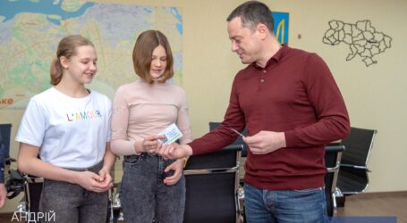 Мэр Каменского вручил удостоверения «Мастер спорта Украины» воспитанницам КДЮСШ «Проминь»