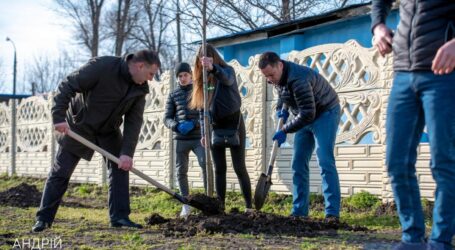 Міський голова і молодь Кам’янського висадили півсотні дерев у Карнаухівці