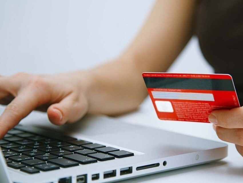 На Дніпропетровщині жінка через соцмережі продавала неіснуючі товари