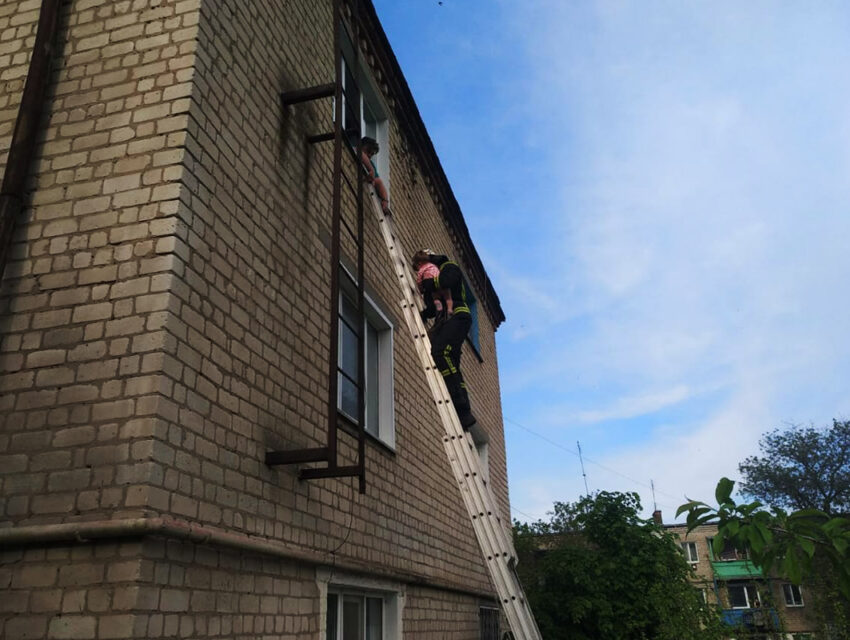 На Дніпропетровщині вогнеборці врятували матір з дитиною