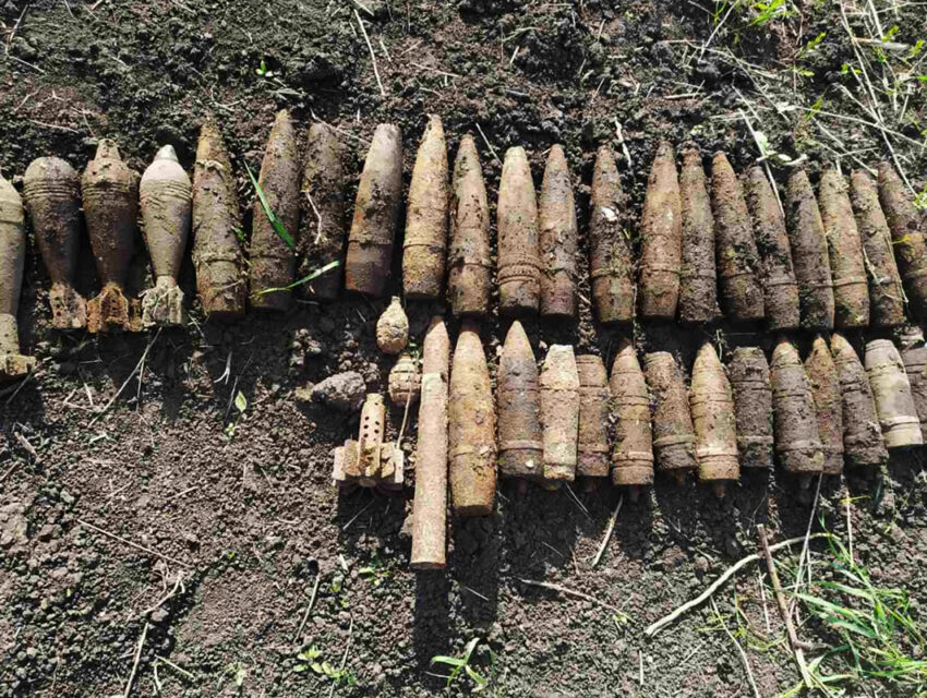 На Дніпропетровщині у полі знайшли 38 застарілих боєприпасів