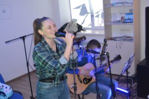 В Кам’янському люди згадали «життя в 90-ті» вечіркою в парку - ФОТО