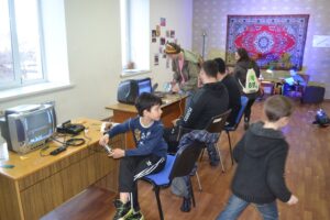 В Кам’янському люди згадали «життя в 90-ті» вечіркою в парку - ФОТО