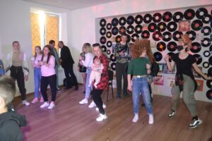 В Кам’янському люди згадали «життя в 90-ті» вечіркою в парку - ФОТО