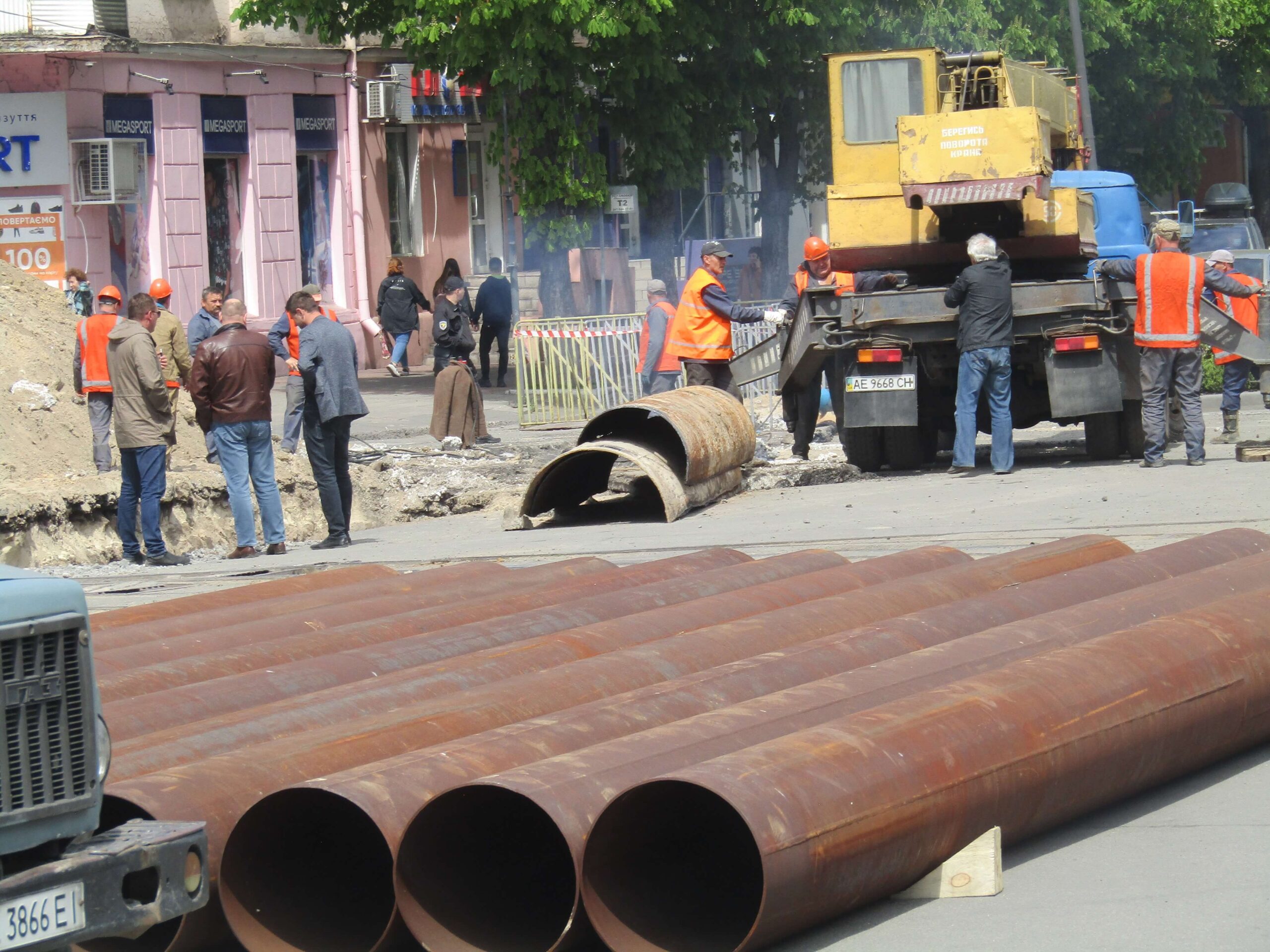 Заміна магістрального водогону відбувається під центром Кам’янського (фоторепортаж) - ФОТО