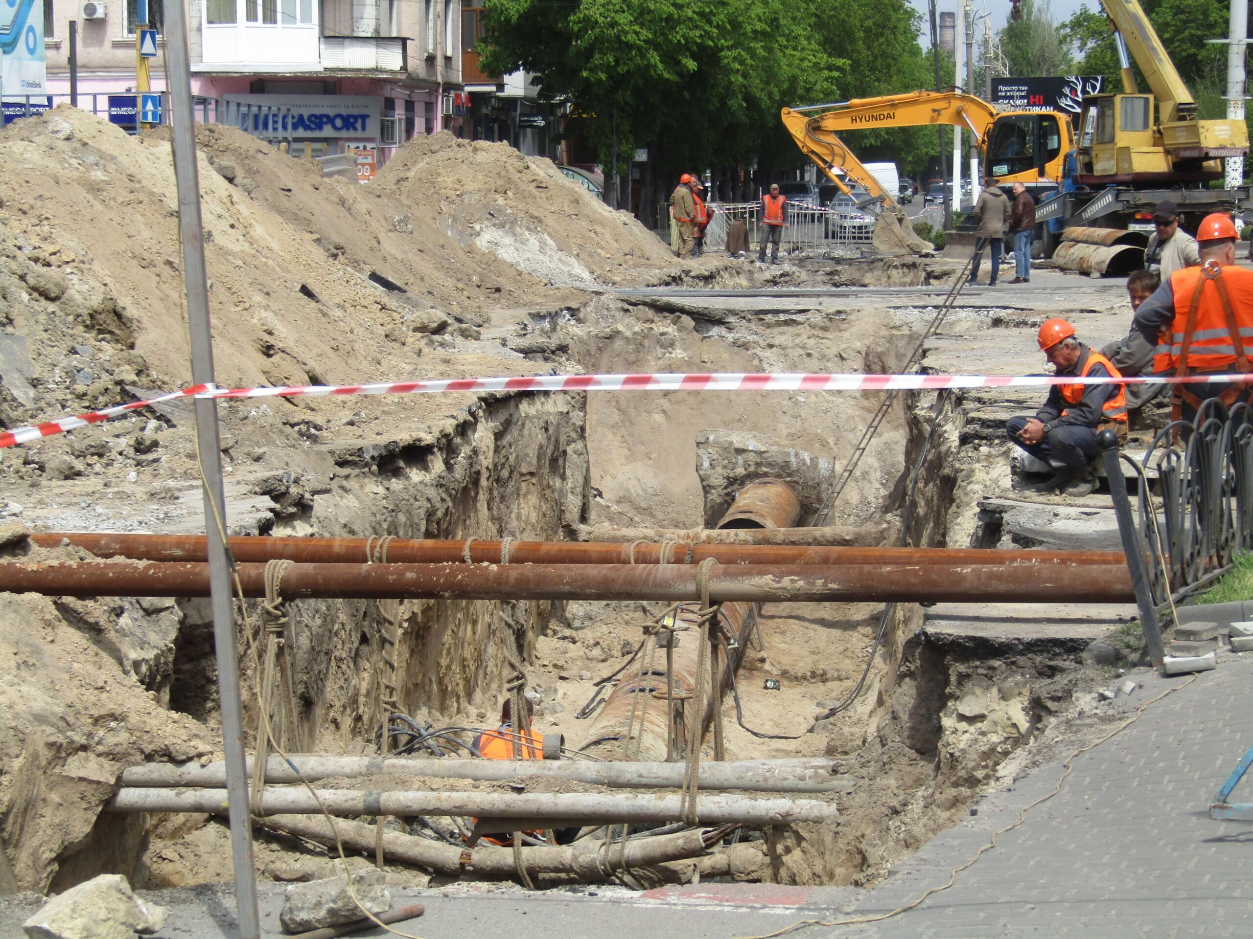 Заміна магістрального водогону відбувається під центром Кам’янського (фоторепортаж) - ФОТО
