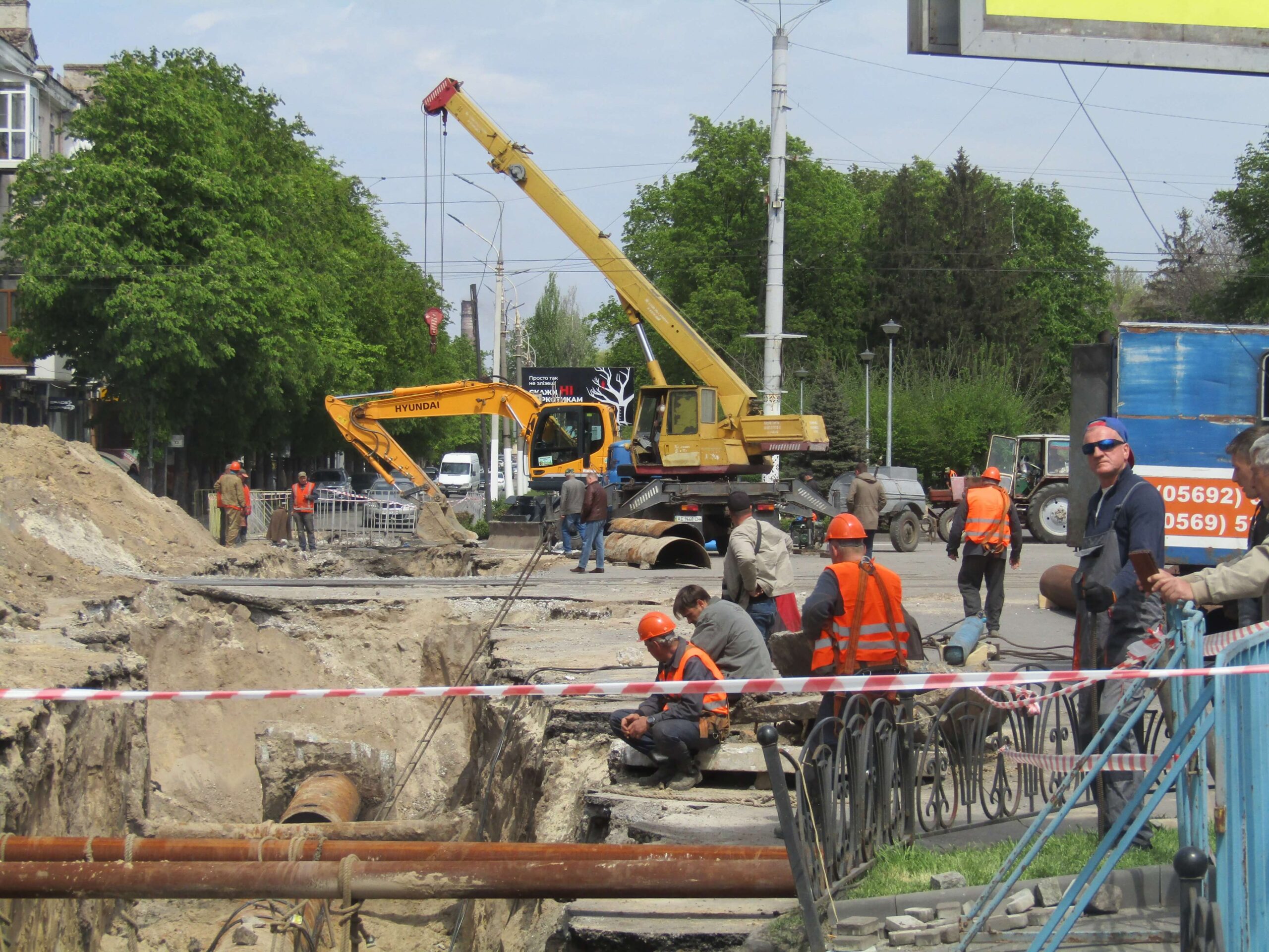 Заміна магістрального водогону відбувається під центром Кам’янського (фоторепортаж) - ФОТО