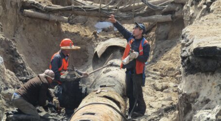 Заміна магістрального водогону відбувається під центром Кам’янського (фоторепортаж)