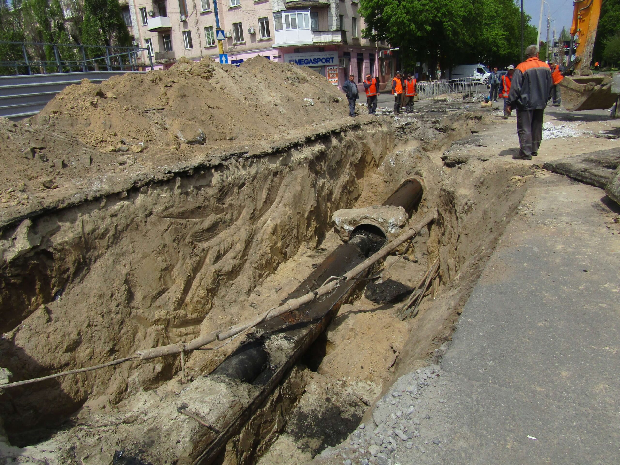 Заміна магістрального водогону відбувається під центром Кам’янського (фоторепортаж) - ФОТО