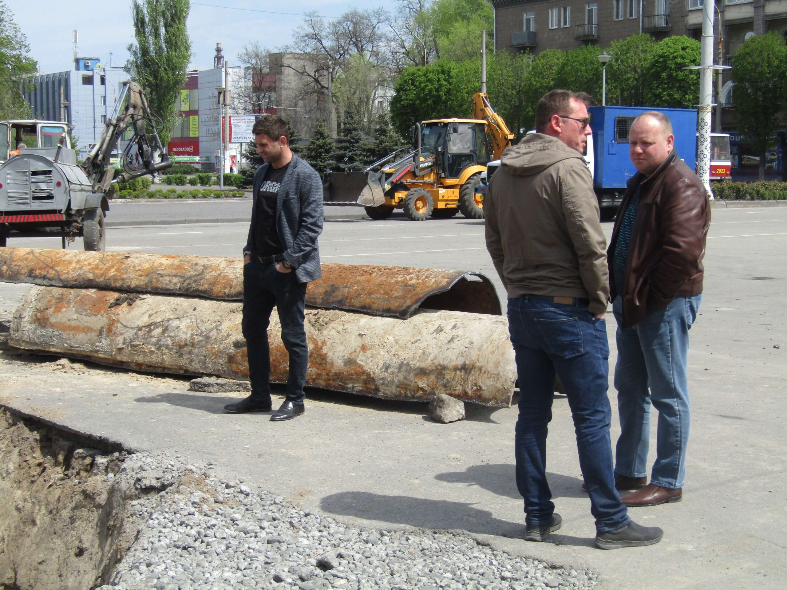 Заміна магістрального водогону відбувається під центром Кам’янського (фоторепортаж) - ФОТО