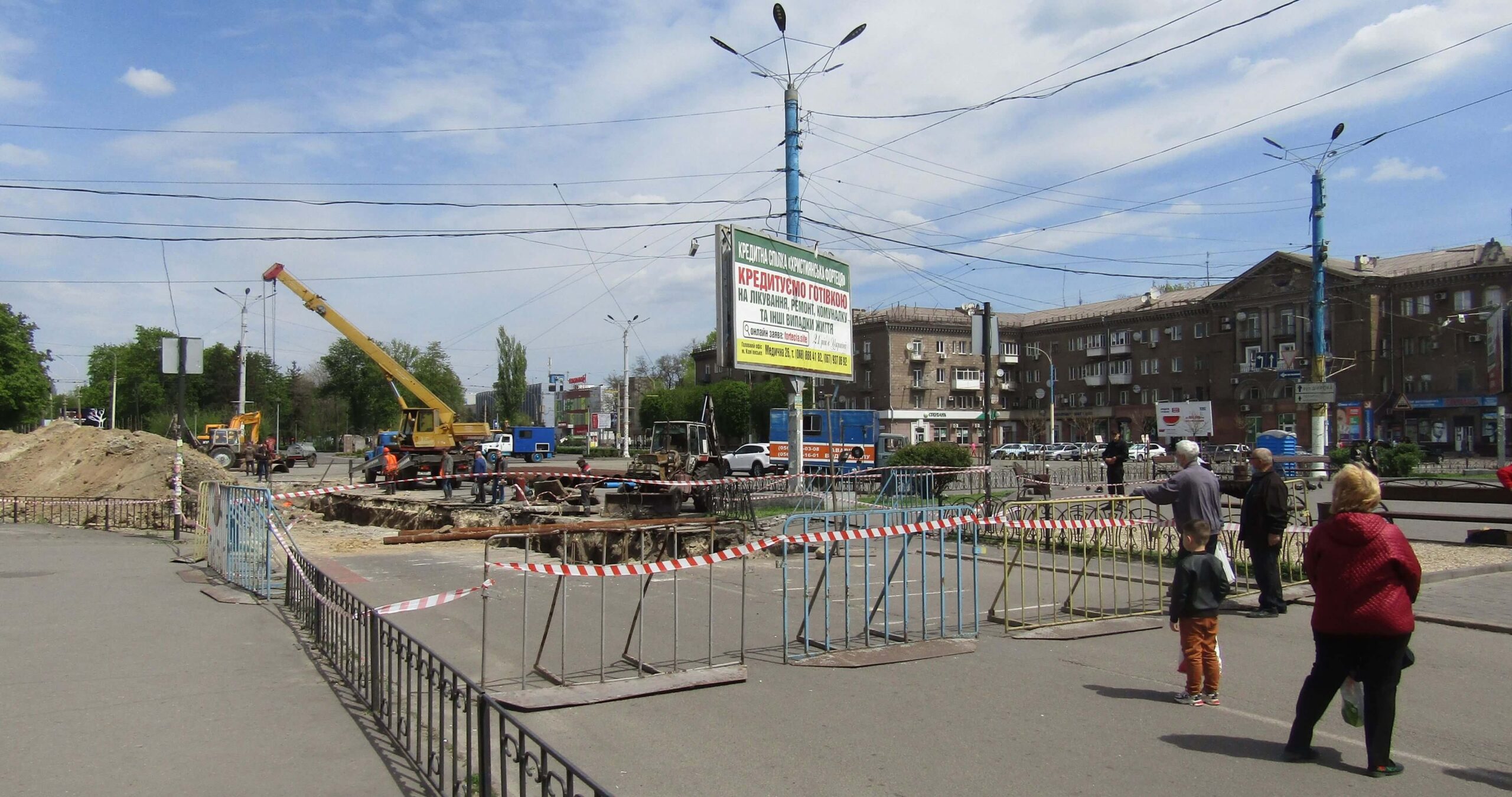 Заміна магістрального водогону відбувається під центром Кам’янського (фоторепортаж) - ФОТО