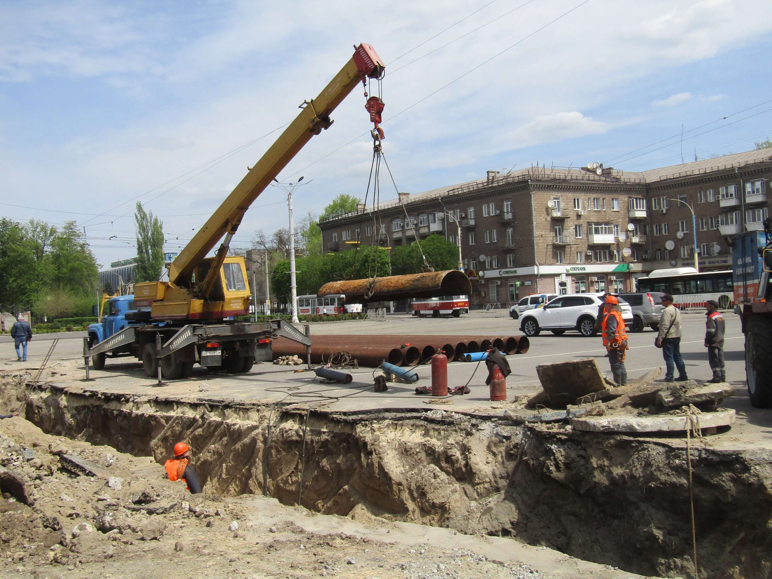 Заміна магістрального водогону відбувається під центром Кам’янського (фоторепортаж) - ФОТО