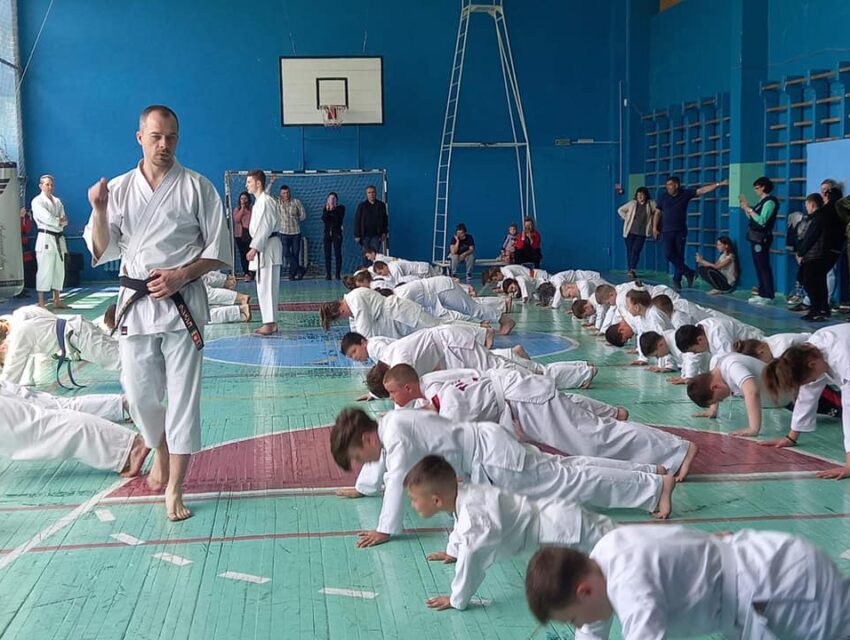 Каратистів в Кам’янському атестував столичний майстер