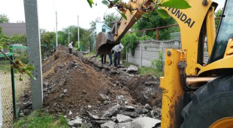 У Карнаухівці міняють трубопровід