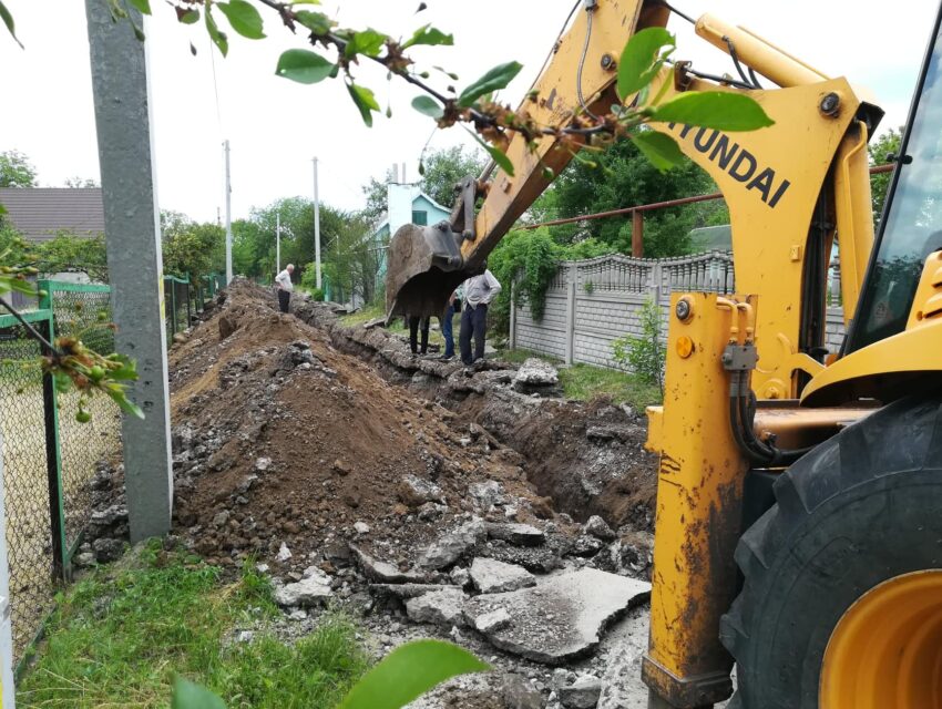 У Карнаухівці міняють трубопровід