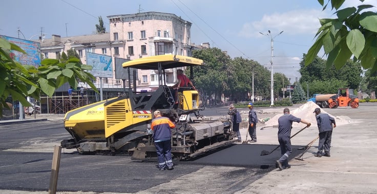 Відновлення дороги в центрі Кам’янського близьке до завершення