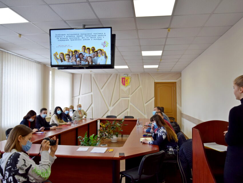 День інформування депутатів: команда Центру молодіжних ініціатив розповіла про свої здобутки