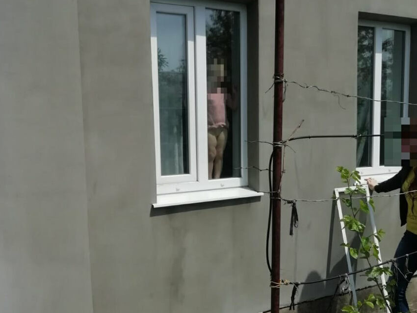 На Дніпропетровщині 2-річна дівчинка зачинилася у домі