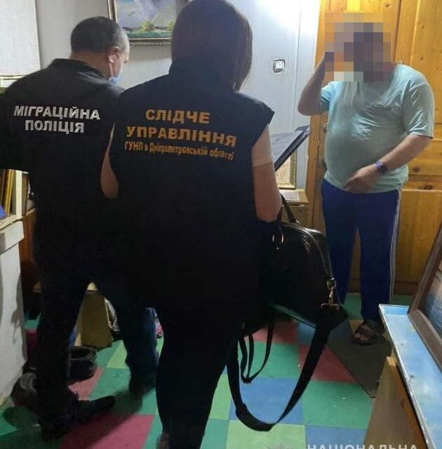 На Дніпропетровщині викрили групу чоловіків за розповсюдження дитячої порнографії
