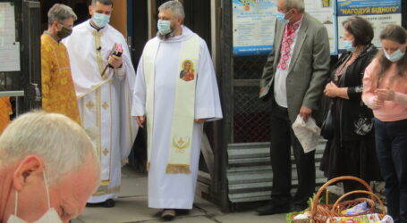 Як в Кам’янському святять паски та носять маски
