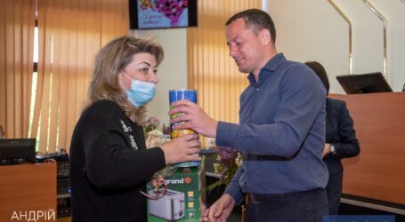 В Каменском мамы-воспитатели принимали поздравления