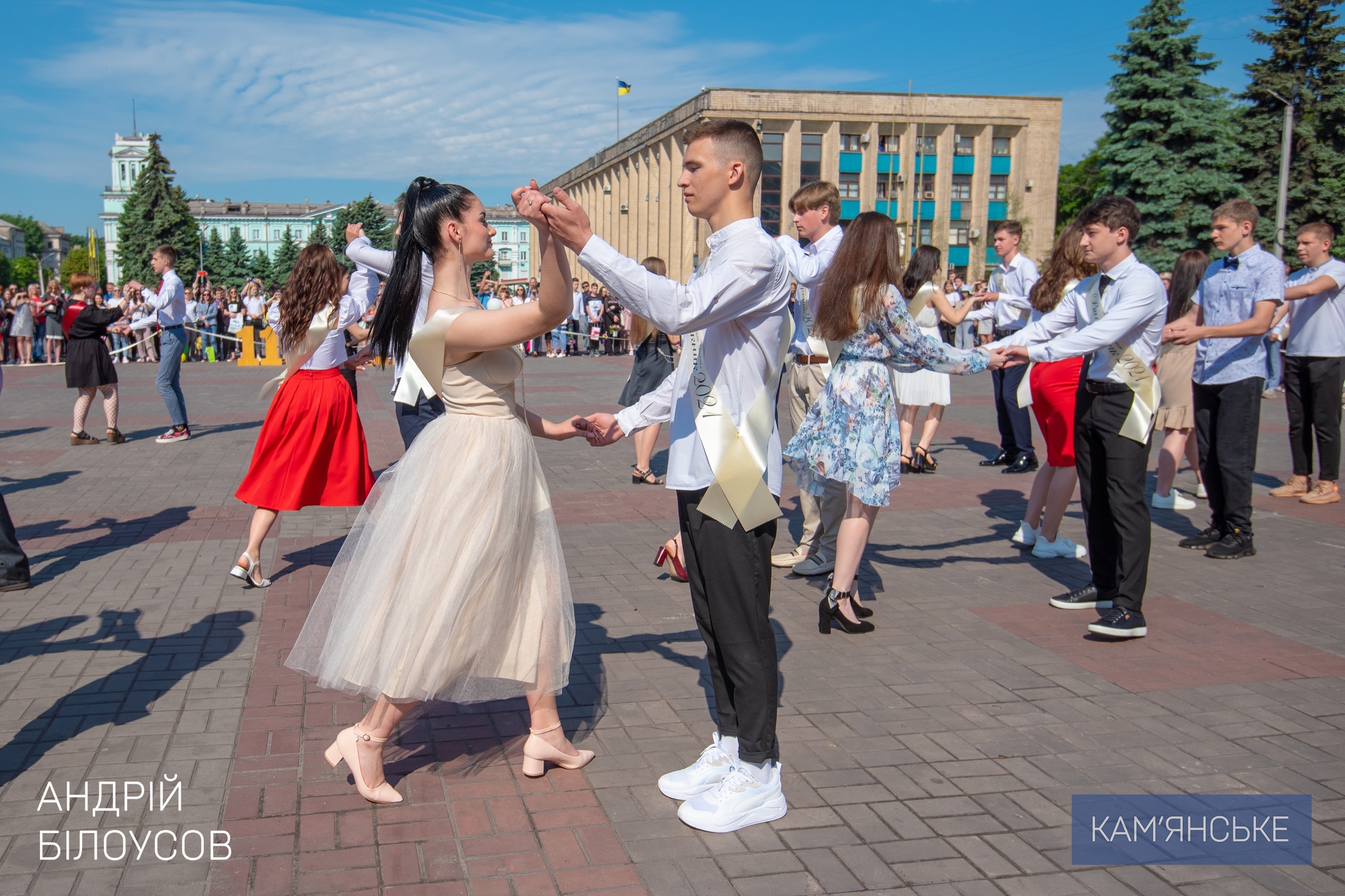 В школах Каменского прозвучал последний звонок - ФОТО