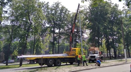Нові стовпи освітлення монтують на центральному проспекті Кам’янського