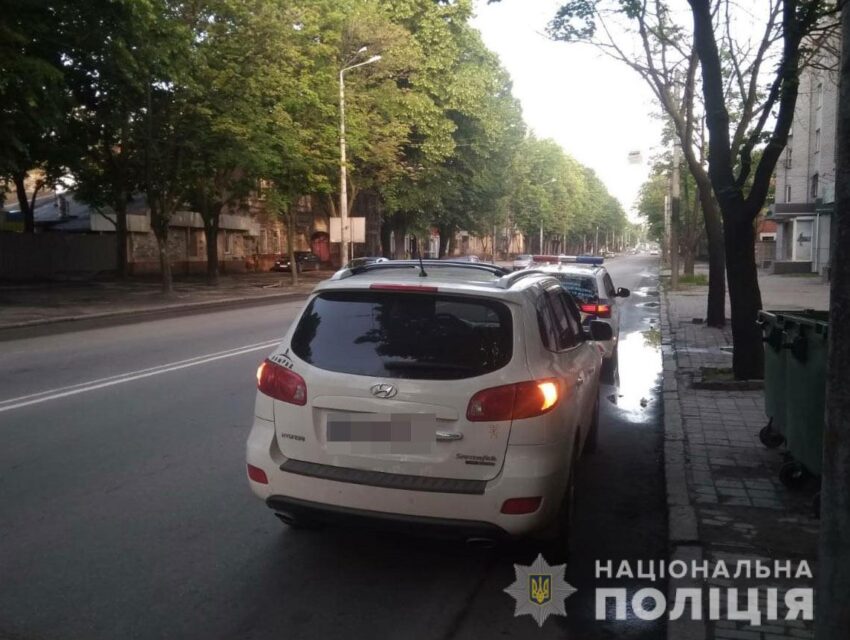 Заштовхали у багажник та вимагали повернути неіснуючий борг: на Дніпропетровщині затримали групу вимагачів