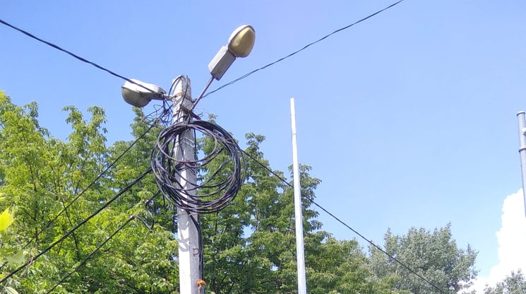 Нові стовпи освітлення монтують на центральному проспекті Кам’янського - ФОТО