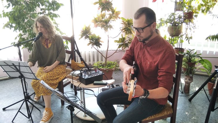 «Іншу тину» слухали мешканці Кам’янського на концерті в бібліотеці - ФОТО