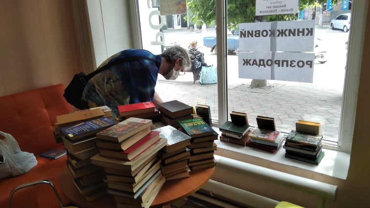 Благодійний книжковий розпродаж в бібліотеці Кам’янського - ФОТО