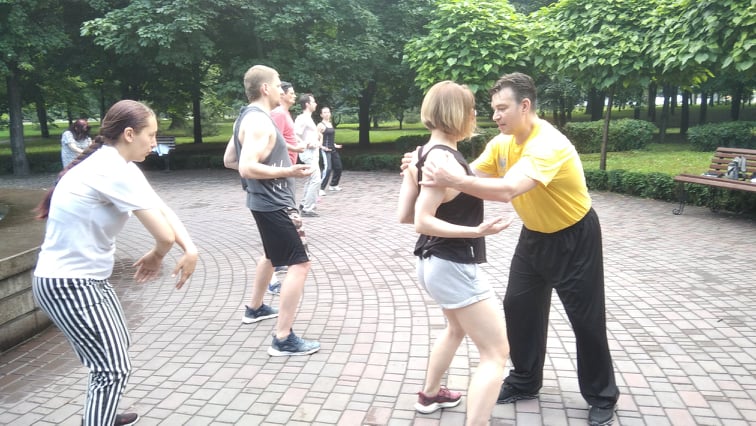Заняття з цигун почались в центральному парку Кам’янського - ФОТО