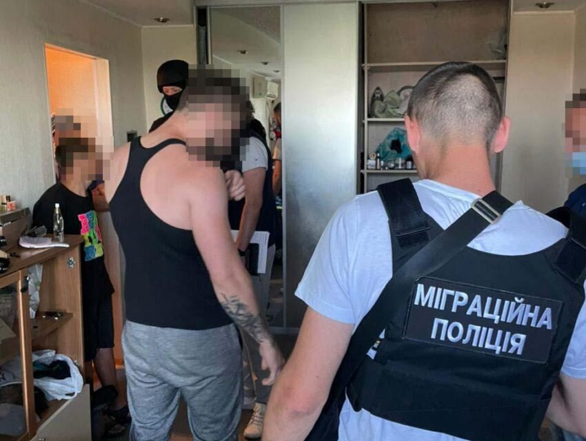 У Дніпрі правоохоронці затримали групу осіб, які відправляли дівчат за кордон для заняття проституцією