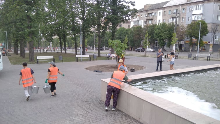 Генеральне прибирання в сквері центрального проспекту Кам’янського