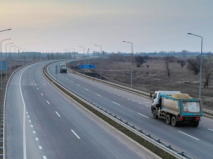 Через спеку на дорогах Дніпропетровщини діє заборона на рух великих вантажівок