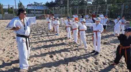 Оздоровчо-тренувальні збори на морі провели каратисти Кам’янського