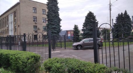 Куди подівся фрагмент огорожі біля міськради в Кам’янському
