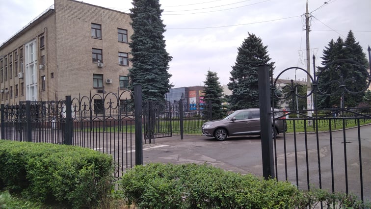 Куди подівся фрагмент огорожі біля міськради в Кам’янському