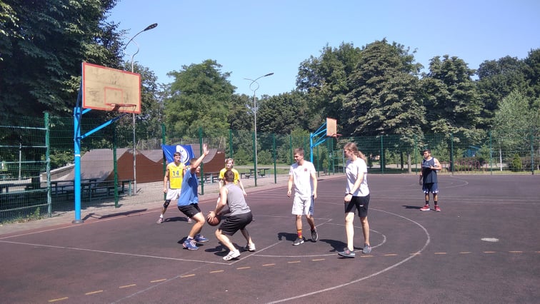 Баскетбольний турнір для всіх бажаючих в парку Кам’янського