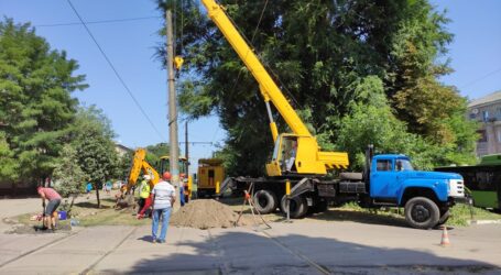 В Кам’янському транспортники переносять стовпи біля скверу на Соцмісті