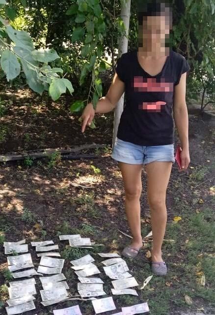 На Дніпропетровщині жінка допомогала пенсіонеру по господарству, а потім обікрала його