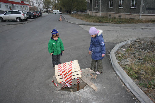 Кам’янчанам нагадали, що робити, якщо на шляху трапився відкритий люк