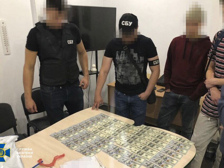 На Дніпропетровщині державний реєстратор ошукав людей на десятки мільйонів гривень
